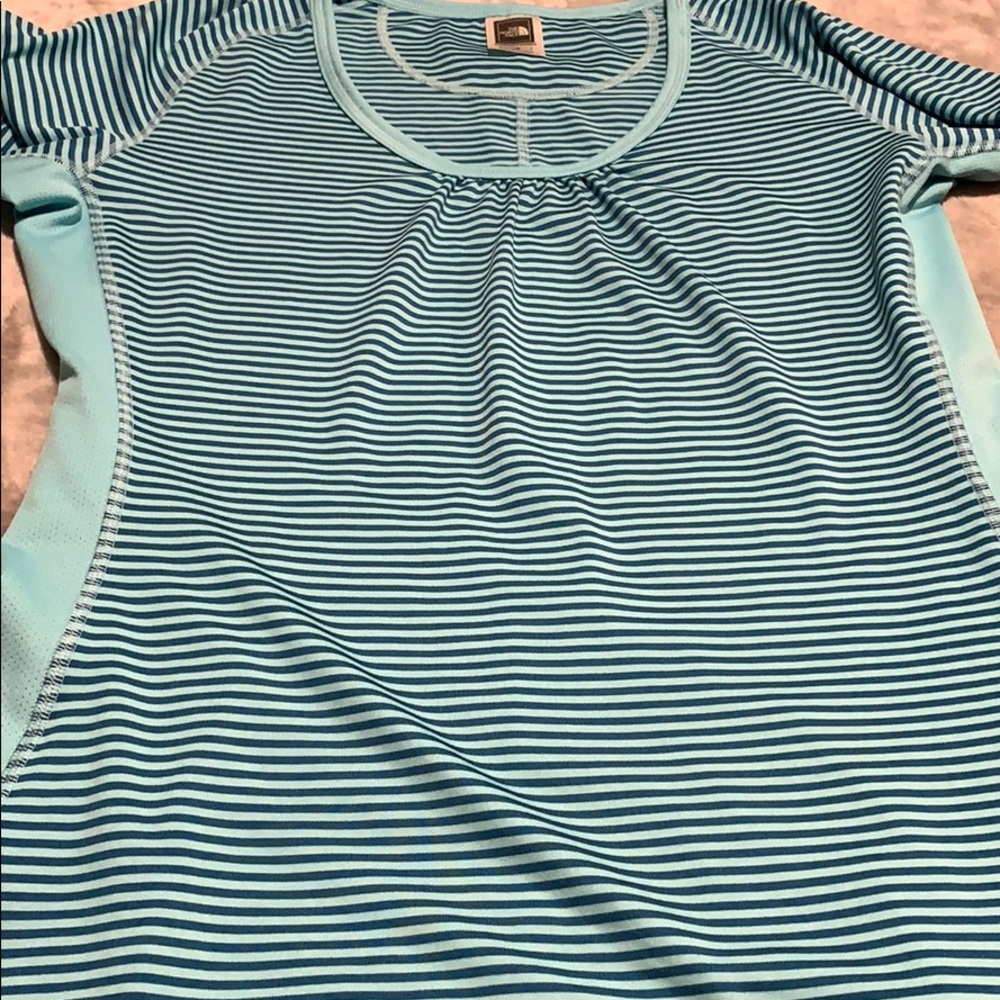 Women’s the north face top L